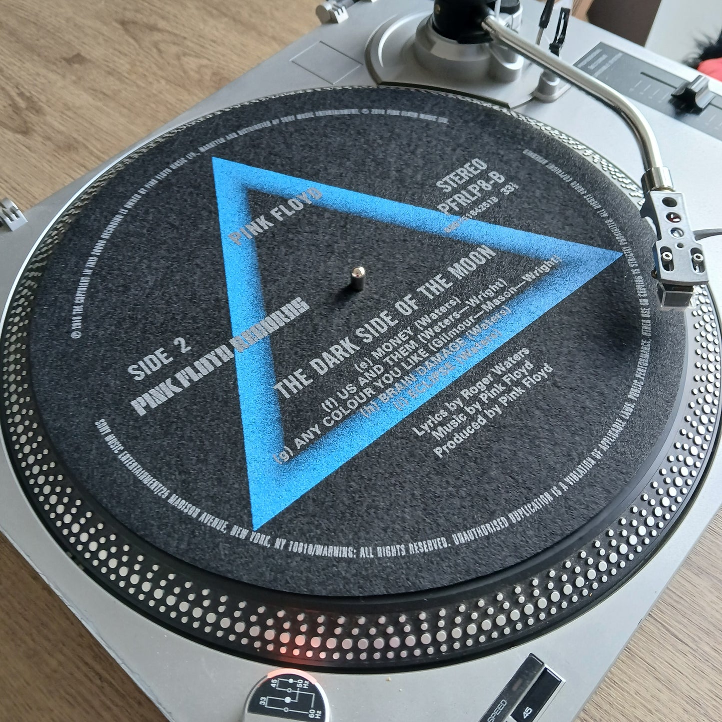 The Dark Side of the Moon Inner Label Slipmat – Blue Triangle Design SIDE 2